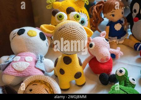 Giocattoli per bambini. Giraffa giocattolo a maglia morbida. Giocattoli gialli, giraffa giocattolo a maglia Foto Stock