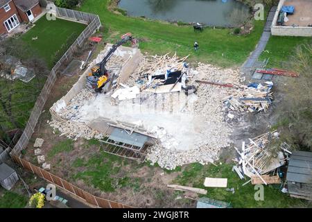 I lavori continuano a demolire un blocco di piscine termali non autorizzato nella casa di Hannah Ingram-Moore, la figlia del defunto capitano Sir Tom Moore, a Marston Moretaine, Bedfordshire. Data foto: Lunedì 5 febbraio 2024. Foto Stock