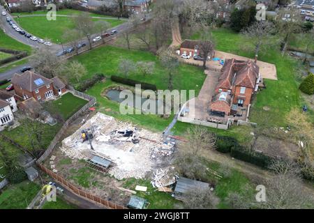 I lavori continuano a demolire un blocco di piscine termali non autorizzato nella casa di Hannah Ingram-Moore, la figlia del defunto capitano Sir Tom Moore, a Marston Moretaine, Bedfordshire. Data foto: Lunedì 5 febbraio 2024. Foto Stock