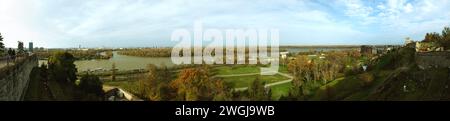 Belgrado, Serbia - 2 dicembre 2023: Una vista panoramica mozzafiato del fiume Danubio catturato dalla fortezza di Kalemegdan, che mostra il tranquillo paesaggio circostante Foto Stock