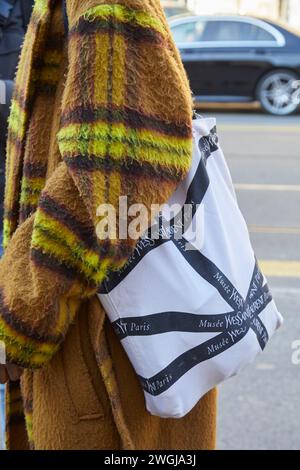 MILANO, ITALIA - 13 GENNAIO 2024: Donna con borsa tote bianca Yves Saint Laurent prima della sfilata Fendi, Milano Fashion Week Street style Foto Stock