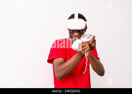 giovane uomo nero che gioca con un visore per la realtà virtuale Foto Stock