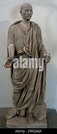 Statua funeraria in marmo di un uomo che indossa una toga, proveniente dalle tombe della porta di Ercolano, tomba della gens Istacidia. L'Antiquarium di Pompei Pompei si trova vicino a Napoli, nella regione Campania. Pompei fu sepolta sotto i 4-6 m di cenere vulcanica e pomice durante l'eruzione del Vesuvio nel 79 d.C. Italia Foto Stock