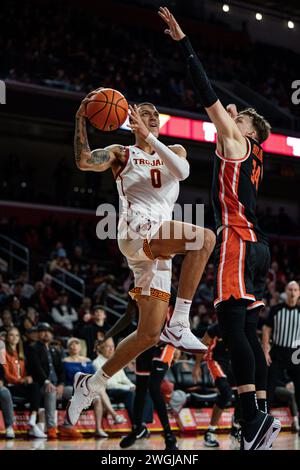 USC Trojans guardia Kobe Johnson (0) tenta un layup contro l'attaccante degli Oregon State Beavers Tyler Bilodeau (34) durante una partita di basket maschile della NCAA, Satu Foto Stock