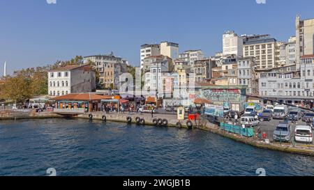 Istanbul, Turchia - 20 ottobre 2023: Mercato del pesce e ristoranti al Karakoy Dock Golden Horn Coast Sunny Fall Day. Foto Stock