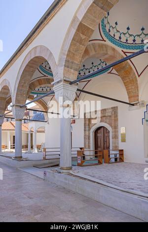 Ohrid, Macedonia del Nord - 23 ottobre 2023: Portascarpe di fronte all'ingresso della Moschea di Ali Pasha luogo di culto. Foto Stock