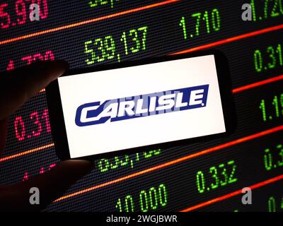 Konskie, Polonia - 4 febbraio 2024: Logo Carlisle Companies visualizzato sullo schermo del telefono cellulare Foto Stock