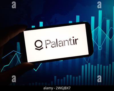 Konskie, Polonia - 4 febbraio 2024: Logo dell'azienda Palantir Technologies visualizzato sullo schermo del telefono cellulare Foto Stock