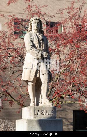 Detroit, Michigan - Una statua di Robert Cavalier Sieur de la Salle, uno dei quattro esploratori francesi che ha aperto la strada all'insediamento europeo di Michi Foto Stock