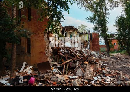 Casa in rovina. Concetto di risultato di conflitti militari o disastri naturali. Foto Stock