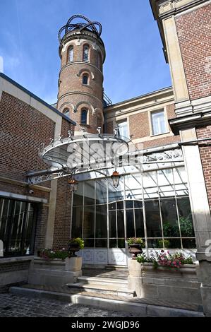 DAS Maison de Jules Verne ad Amiens in Frankreich foto vom 22.09.2022. DAS Maison de Jules Verne ist ein Wohnhaus, in dem der Schriftsteller Jules Verne 1828-1905 18 Jahre lebte. Heute beherbergt das Gebaeude ein Museum zur Erinnerung an den Schriftsteller und steht als Monument historique unter Denkmalschutz. SOLO USO EDITORIALE *** la Maison de Jules Verne ad Amiens in Francia foto scattata il 22 09 2022 la Maison de Jules Verne è una casa dove lo scrittore Jules Verne ha vissuto per 18 anni nel 1828 1905 oggi l'edificio ospita un museo in memoria dello scrittore ed è elencato come storico dei monumenti Foto Stock