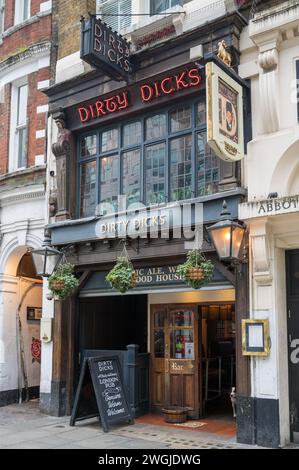 Esterno Dirty Dicks pub, bar e ristorante a Bishopsgate, Londra, Inghilterra, Regno Unito Foto Stock