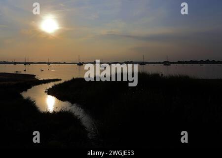 Tramonto sulle barche a Mudeford Quay, Christchurch Harbour, Dorset; Inghilterra, Regno Unito Foto Stock