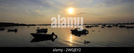 Tramonto sulle barche a Mudeford Quay, Christchurch Harbour, Dorset; Inghilterra, Regno Unito Foto Stock