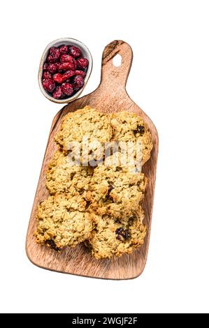 Biscotti dolci fatti in casa con avena su un tagliere. Isolato su sfondo bianco. Vista dall'alto Foto Stock