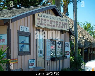 Everglades, Florida, Stati Uniti - 21 gennaio 2014: Il vecchio e rustico Coopertown Restaurant nel Tamiami Trail a ovest di Miami. Foto Stock