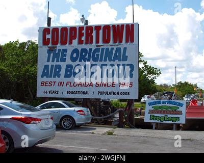 Miami, Florida, Stati Uniti - 29 settembre 2012: Cartello Coopertown Air boat Tours. Foto Stock