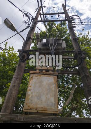 vecchia alimentazione elettrica su pali di legno Foto Stock