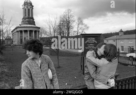 Ragazzi che baciano il Regno Unito degli anni '1980. Saltaire United Reform Church, adolescenti che baciano Shipley Bradford West Yorkshire Inghilterra 1981 HOMER SYKES. Foto Stock