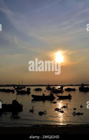 Tramonto sulle barche a Mudeford Quay, Christchurch Harbour, Dorset; Inghilterra, Regno Unito Foto Stock