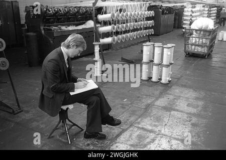 Salts Mill. Saltaire vicino a Shipley, Bradford, West Yorkshire Inghilterra 1981. Amministratore delegato di Salts Mill, Un filatoio vittoriano. L'edificio della fabbrica era così grande che trascorreva una gran parte della giornata lavorando al piano della fabbrica piuttosto che nel suo ufficio. 1980 UK HOMER SYKES Foto Stock