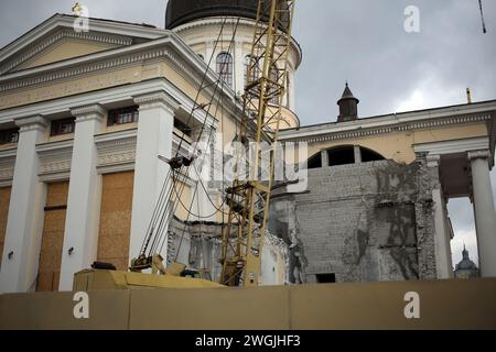 Una vista della recinzione di sicurezza vicino all'edificio della Cattedrale della Trasfigurazione. Il 23 luglio 2023, la cattedrale è stata gravemente danneggiata da un attacco missilistico russo.l'UNESCO ha condannato fermamente i ripetuti attacchi della Russia ai siti patrimonio dell'umanità in Ucraina, inclusa la Cattedrale della Trasfigurazione il governo italiano prevede di destinare la prima tranche di 500.000 euro ai conti dell'UNESCO per effettuare lavori di emergenza presso la Cattedrale della Trasfigurazione di Odessa. In un incontro tra le autorità cittadine di Odesa e il capo dell'ufficio UNESCO in Ucraina, chiara Dezzi Bardeschi, hanno discusso del tema Foto Stock