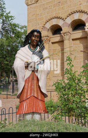 Santa Fe, nuovo Messico - 23 settembre 2021: Statua del primo santo cattolico nativo americano, Kateri Tekakwitha, della scultrice Estella Loretto, è nel castello Foto Stock