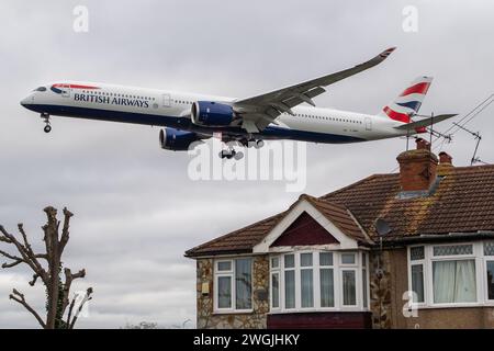 Hounslow, Regno Unito. 5 febbraio 2024. Un aereo della British Airways che arriva a terra all'aeroporto Heathrow di Londra. Secondo Transport & Environment, il principale gruppo europeo di campagne di trasporto pulito “le emissioni prodotte dal trasporto aereo contribuiscono in modo significativo al cambiamento climatico... le emissioni prodotte dal trasporto aereo sono cresciute più rapidamente di qualsiasi altro modo di trasporto, e sono più che raddoppiate tra il 1990 e il 2019. Le emissioni del trasporto aereo sono passate dal 1,5 per cento di tutte le emissioni europee nel 1990 al 4,7 per cento nel 2019. Il settore dovrebbe riprendersi completamente dallo «shock» di Covid già nel 2024. Se non attenuate, le emissioni del trasporto aereo Foto Stock