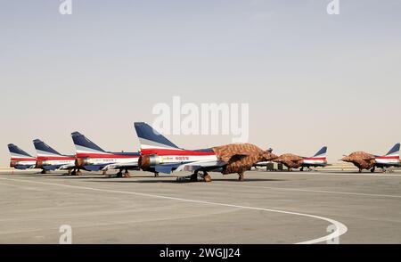 Riyadh, Arabia Saudita. 4 febbraio 2024. Gli aeromobili della squadra dimostrativa aerobatica del 1° agosto dell'Aeronautica militare cinese sono visti alla seconda edizione del World Defense Show di Riyadh, Arabia Saudita, 4 febbraio 2024. L'Arabia Saudita ha dato il via domenica alla seconda edizione del World Defense Show nella capitale Riyadh, con la delegazione di difesa cinese e l'aeronautica cinese presenti. Crediti: Wang Dongzhen/Xinhua/Alamy Live News Foto Stock