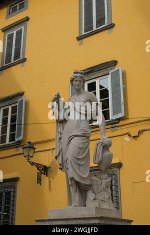 Statua neoclassica di una Naiad, Pupporona, simbolo di Lucca in piazza Misericordia. Lucca, Toscana, Italia Foto Stock