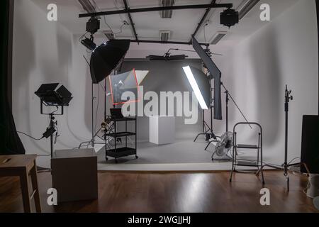 Interno di un moderno studio fotografico con ottabox e fotocamera professionale su treppiede Foto Stock