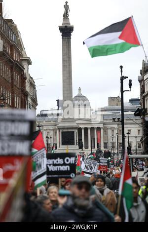 Centinaia di migliaia di marzo a Londra per la marcia nazionale per la Palestina chiedendo un cessate il fuoco permanente a Gaza e la fine dell'assedio israeliano di Gaza. Foto Stock