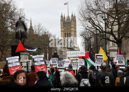 Centinaia di migliaia di marzo a Londra per la marcia nazionale per la Palestina chiedendo un cessate il fuoco permanente a Gaza e la fine dell'assedio israeliano di Gaza. Foto Stock