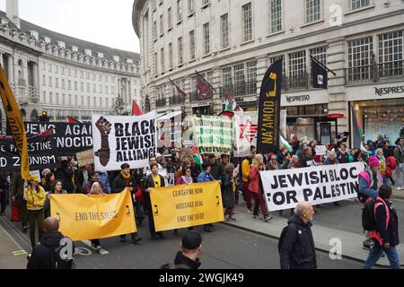 I manifestanti ebrei marciano per la Palestina con centinaia di migliaia di pro-palestinesi che chiedono un cessate il fuoco permanente a Gaza. Foto Stock