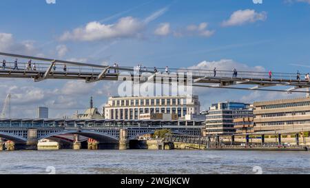 Millennium Bridge di Londra dal Tamigi Foto Stock