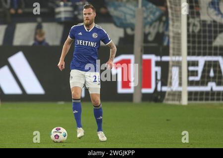 Gelsenkirchen, Deutschland. 3 febbraio 2024. 2) Bundesliga - FC Schalke 04 - Eintracht Braunschweig AM 03.02.2024 in der Veltins-Arena auf Schalke Tomas Kalas (Schalke 26) AM Ball foto: Osnapix regolamenti DFL vietano qualsiasi uso di fotografie come sequenze di immagini e/o quasi-video credito: dpa/Alamy Live News Foto Stock