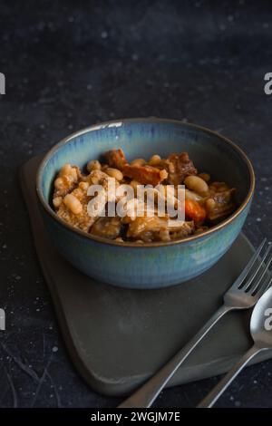 Stufato di trippa su sfondo nero Foto Stock