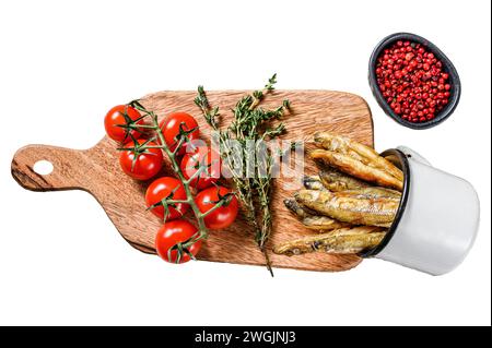Fette fritte in padella sul tavolo con pomodori e pepe. Isolato su sfondo bianco. Vista dall'alto. Foto Stock