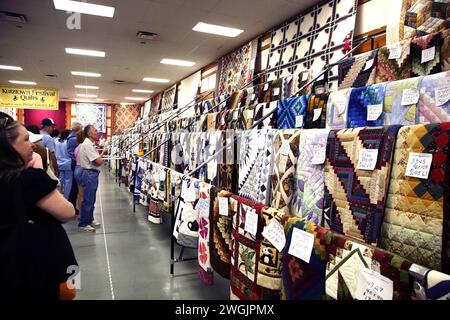 Asta di trapunte fatte a mano al festival folk di Kutztown. Foto Stock