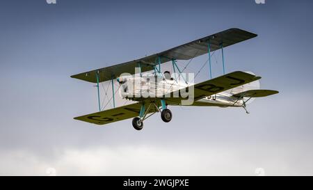 Old Warden, UK - 2 ottobre 2022: Velivolo d'epoca 1932 Blackburn B2 Biplane che vola in basso sul campo di aviazione Foto Stock