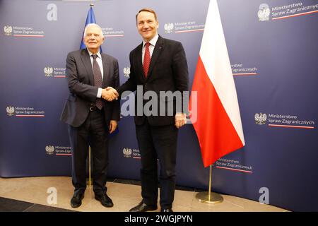 Varsavia, Polonia, Bebruary 5, 2024. Il ministro degli affari esteri della Polonia, Radoslaw Sikorski, saluta l'alto rappresentante dell'Unione europea per gli affari esteri e la politica di sicurezza, Josep Borrell, presso il Ministero degli affari esteri di Varsavia, capitale polacca. Radoslaw Sikorski e Josep Borrell si incontrano per discutere le priorità della politica estera e di sicurezza, dall'Ucraina al Medio Oriente. Crediti: Dominika Zarzycka.Alamy Live News Foto Stock