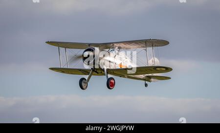 Old Warden, UK - 2 ottobre 2022: Velivolo d'epoca 1937 Gloster Gladiator in volo vicino al suolo Foto Stock
