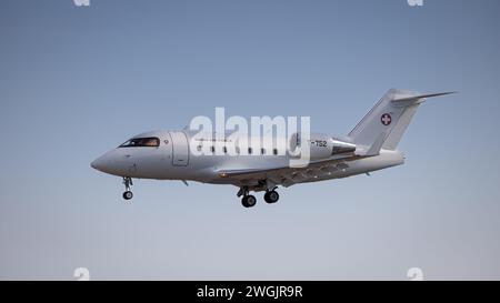 Fairford, Regno Unito - 14 luglio 2022: Bombardiere dell'aeronautica svizzera Challenger 604 atterra all'aeroporto Foto Stock