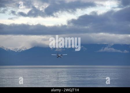 Un idrovolante della Harbour Air, un De Havilland Canada DHC-6-300 Twin Otter, decolla dal porto di Victoria, British Columbia, Canada. Foto Stock