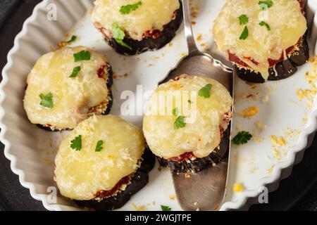 primo piano di pizze a basso contenuto di carboidrati e senza glutine con salsa di pomodoro, mozzarella, jack di monterey e parmigiano in piatto da forno Foto Stock