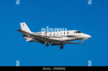 Eine Cessna 560XL Citation XLS+ von VistJet befindet sich im Landeanflug auf den Flughafen Zürich. Gestartet ist das Flugzeug a Perugia. Registrazione Foto Stock