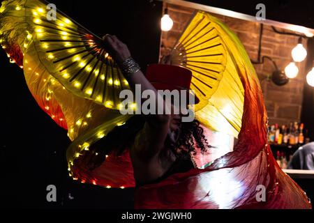 Beste Sarya si esibisce durante l'evento di raccolta fondi Circus for Gaza presso Assembly Roxy a sostegno dell'aiuto medico per la Palestina prodotto da Delighters il 28 gennaio 2024 © Chantal Guevara. Tutti i diritti riservati. Foto Stock