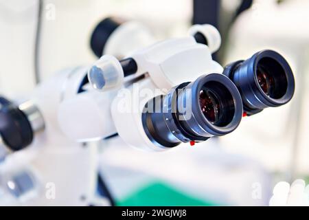 Primo piano degli oculari dello stereomicroscopio dentale Foto Stock