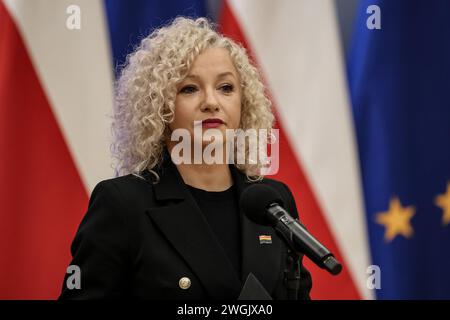 Varsavia, Polonia, 6 febbraio 2024. Ministro dell'uguaglianza, Katarzyna Kotula parla durante una conferenza stampa dedicata all'uguaglianza dei gruppi LGBTQ+ nelle scuole polacche nella Cancelleria del primo ministro della Polonia a Varsavia, la capitale. Il ministro afferma che è importante portare i giovani LGBTQ+ sotto cure più sistematiche perché, come dimostra la ricerca, il gruppo ha una maggiore tendenza a essere discriminato che porta a depressioni e suicidi. Foto Stock