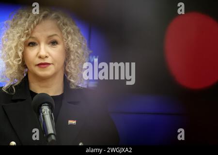 Varsavia, Polonia, 6 febbraio 2024. Ministro dell'uguaglianza, Katarzyna Kotula parla durante una conferenza stampa dedicata all'uguaglianza dei gruppi LGBTQ+ nelle scuole polacche nella Cancelleria del primo ministro della Polonia a Varsavia, la capitale. Il ministro afferma che è importante portare i giovani LGBTQ+ sotto cure più sistematiche perché, come dimostra la ricerca, il gruppo ha una maggiore tendenza a essere discriminato che porta a depressioni e suicidi. Foto Stock